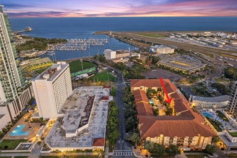 Condo in Saint Petersburg, Florida, 1 bedroom № 2105638 - photo 2