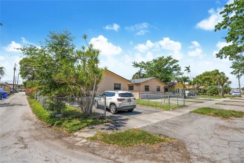 Commercial property in Hollywood, Florida 178.93 sq.m. № 2081963 - photo 2