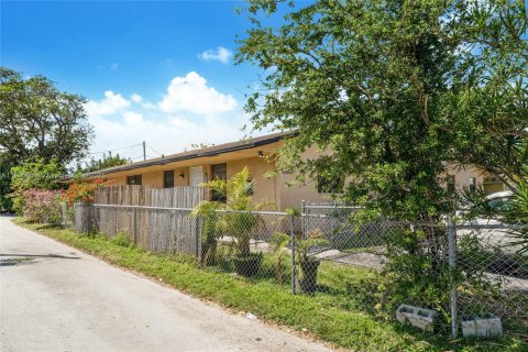 Commercial property in Hollywood, Florida 178.93 sq.m. № 2081963 - photo 5