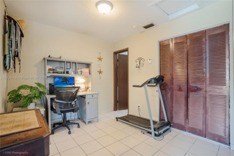 Commercial property in Hollywood, Florida 178.93 sq.m. № 2081963 - photo 9