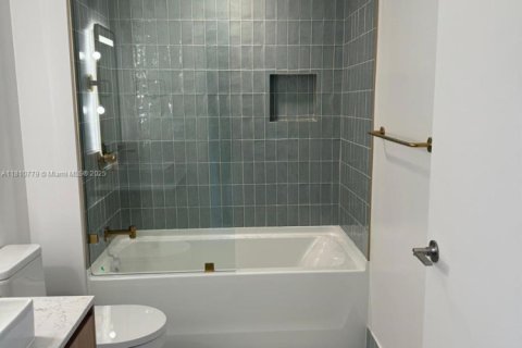 Condominio en venta en Miami, Florida, 3 dormitorios, 127.55 m2 № 2022370 - foto 18