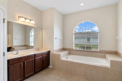 House in Winter Garden, Florida 4 bedrooms, 332.59 sq.m. № 2198607 - photo 15