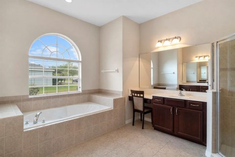 House in Winter Garden, Florida 4 bedrooms, 332.59 sq.m. № 2198607 - photo 16