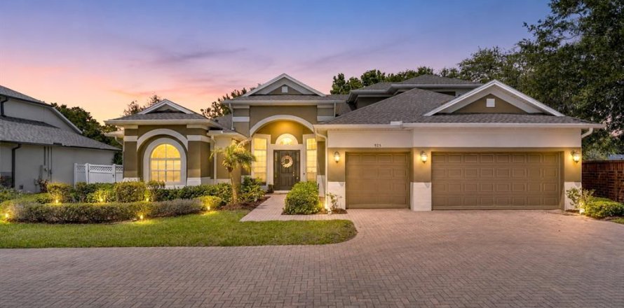 House in Winter Garden, Florida 4 bedrooms, 332.59 sq.m. № 2198607
