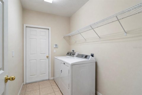 House in Winter Garden, Florida 4 bedrooms, 332.59 sq.m. № 2198607 - photo 25