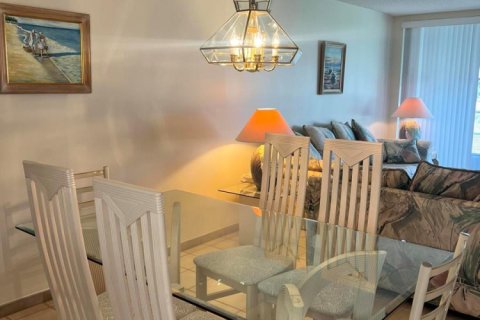 Condo in Palm Springs, Florida, 2 bedrooms  № 2169687 - photo 8