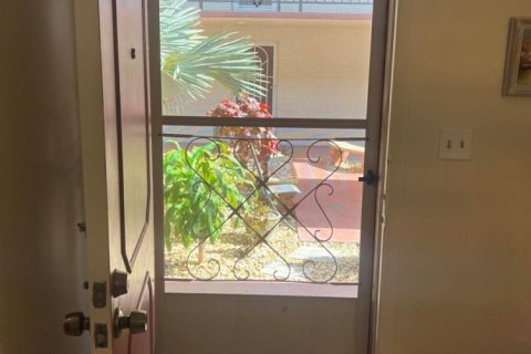 Condo in Palm Springs, Florida, 2 bedrooms  № 2169687 - photo 21