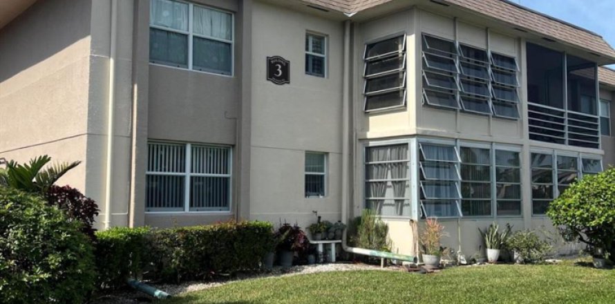 Condo in Palm Springs, Florida, 2 bedrooms  № 2169687