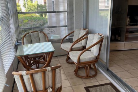Condo in Palm Springs, Florida, 2 bedrooms  № 2169687 - photo 12