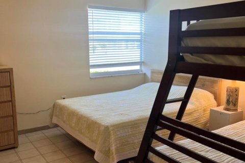 Condo in Palm Springs, Florida, 2 bedrooms  № 2169687 - photo 15