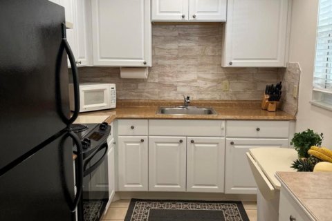 Condo in Palm Springs, Florida, 2 bedrooms  № 2169687 - photo 5
