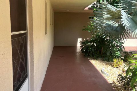 Condo in Palm Springs, Florida, 2 bedrooms  № 2169687 - photo 25