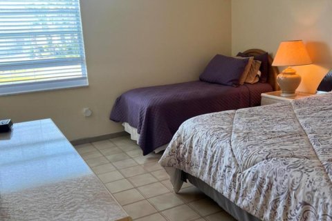 Condo in Palm Springs, Florida, 2 bedrooms  № 2169687 - photo 18