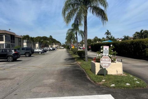 Condo in Palm Springs, Florida, 2 bedrooms  № 2169687 - photo 28