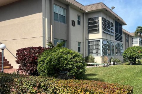 Condo in Palm Springs, Florida, 2 bedrooms  № 2169687 - photo 27