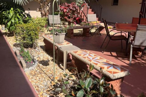 Condo in Palm Springs, Florida, 2 bedrooms  № 2169687 - photo 3