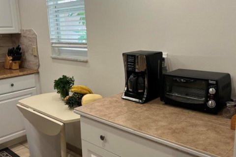 Condo in Palm Springs, Florida, 2 bedrooms  № 2169687 - photo 7