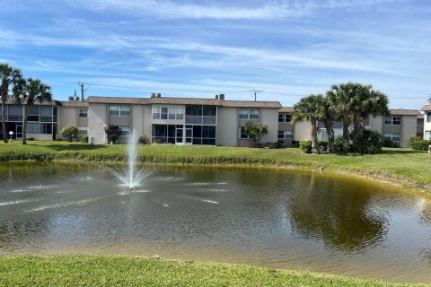 Condo in Palm Springs, Florida, 2 bedrooms  № 2169687 - photo 13