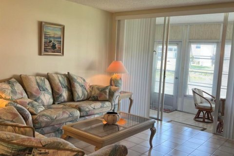 Condo in Palm Springs, Florida, 2 bedrooms  № 2169687 - photo 9