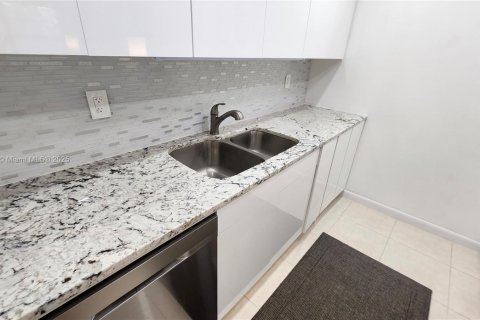 Condominio en venta en Deerfield Beach, Florida, 1 dormitorio, 65.03 m2 № 1932729 - foto 11