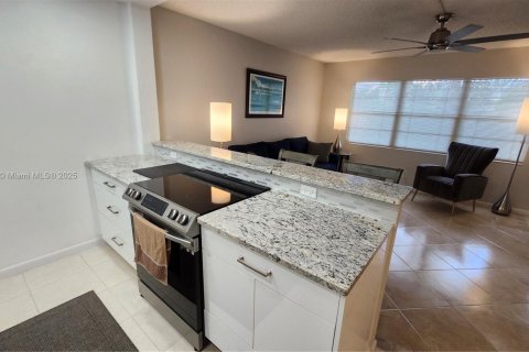 Condominio en venta en Deerfield Beach, Florida, 1 dormitorio, 65.03 m2 № 1932729 - foto 9