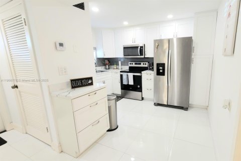 Снять в аренду кондоминиум в Пемброк-Пайнс, Флорида 1 спальня, 83.61м2, № 1963254 - фото 9