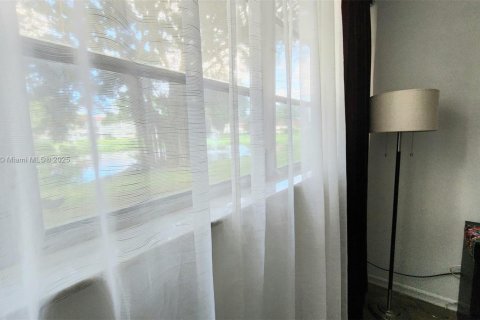 Снять в аренду кондоминиум в Пемброк-Пайнс, Флорида 1 спальня, 83.61м2, № 1963254 - фото 15