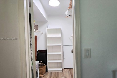 Снять в аренду кондоминиум в Пемброк-Пайнс, Флорида 1 спальня, 83.61м2, № 1963254 - фото 3