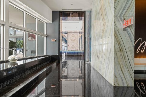 Condo in Miami, Florida, 2 bedrooms  № 1971921 - photo 11