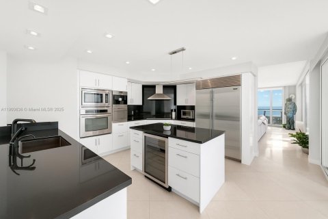 Condominio en venta en Miami, Florida, 4 dormitorios, 317.26 m2 № 1953689 - foto 2