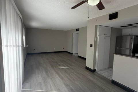 Copropriété à louer à Coral Springs, Floride: 2 chambres, 84.54 m2 № 1997540 - photo 2
