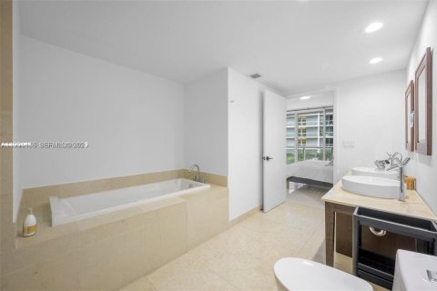 Condominio en alquiler en Miami, Florida, 2 dormitorios, 123.28 m2 № 2055427 - foto 12