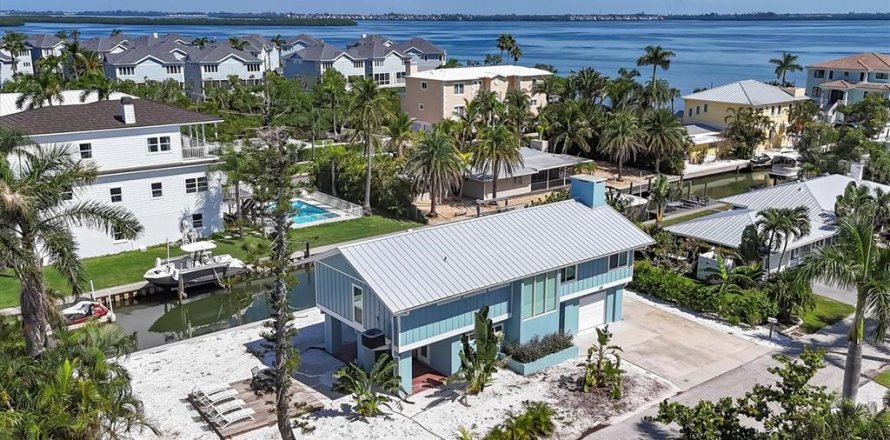 House in Longboat Key, Florida 2 bedrooms, 174.84 sq.m. № 2237261