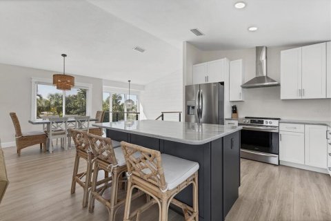 House in Longboat Key, Florida 2 bedrooms, 174.84 sq.m. № 2237261 - photo 15