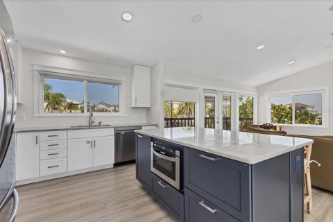 House in Longboat Key, Florida 2 bedrooms, 174.84 sq.m. № 2237261 - photo 16