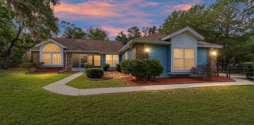 House in Dunnellon, Florida 4 bedrooms, 213.86 sq.m. № 2202424