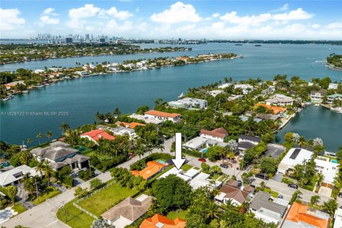 House in Surfside, Florida 2 bedrooms, 153.66 sq.m. № 1804487 - photo 5