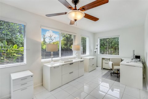 House in Surfside, Florida 2 bedrooms, 153.66 sq.m. № 1804487 - photo 16