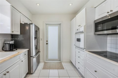 House in Surfside, Florida 2 bedrooms, 153.66 sq.m. № 1804487 - photo 22