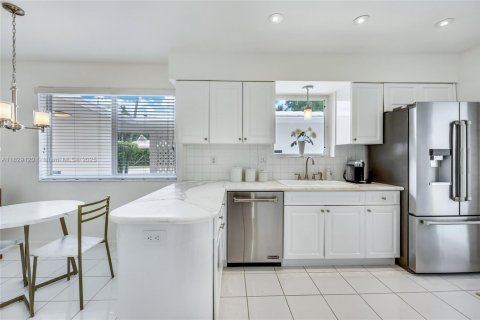 House in Surfside, Florida 2 bedrooms, 153.66 sq.m. № 1804487 - photo 17