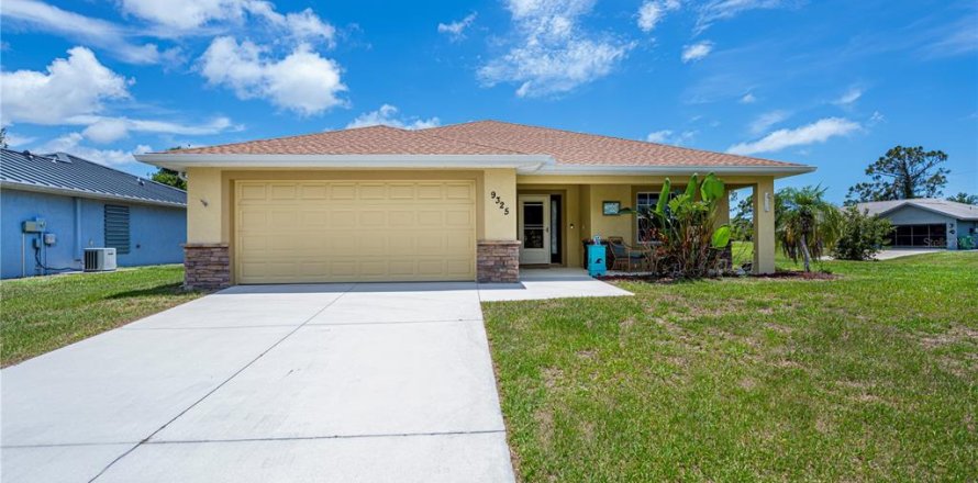 House in Englewood, Florida 3 bedrooms, 126.25 sq.m. № 1782875