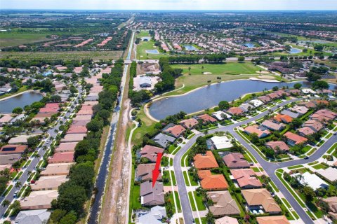 House in Boynton Beach, Florida 3 bedrooms, 202.71 sq.m. № 1222526 - photo 1