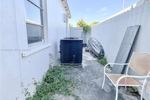 Villa ou maison à vendre à Hialeah, Floride: 3 chambres, 68.28 m2 № 1987305 - photo 18
