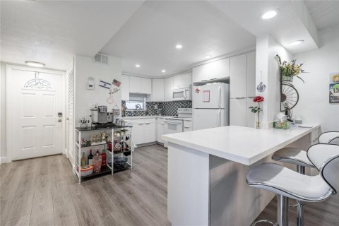 Condo in Pembroke Pines, Florida, 2 bedrooms  № 2258153 - photo 3