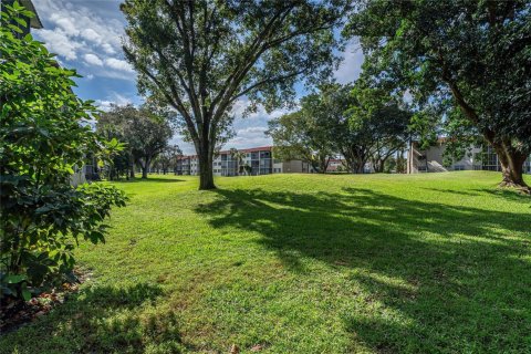Condo in Pembroke Pines, Florida, 2 bedrooms  № 2258153 - photo 16