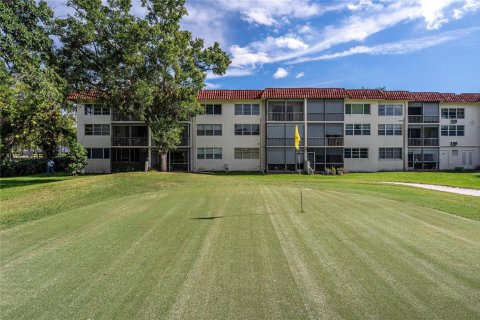 Condo in Pembroke Pines, Florida, 2 bedrooms  № 2258153 - photo 15