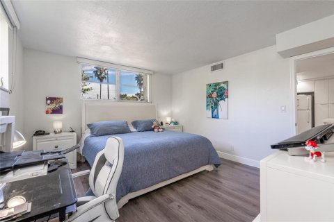 Condo in Pembroke Pines, Florida, 2 bedrooms  № 2258153 - photo 13
