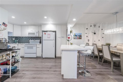 Condo in Pembroke Pines, Florida, 2 bedrooms  № 2258153 - photo 9