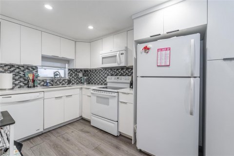 Condo in Pembroke Pines, Florida, 2 bedrooms  № 2258153 - photo 8