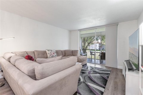 Condo in Pembroke Pines, Florida, 2 bedrooms  № 2258153 - photo 12